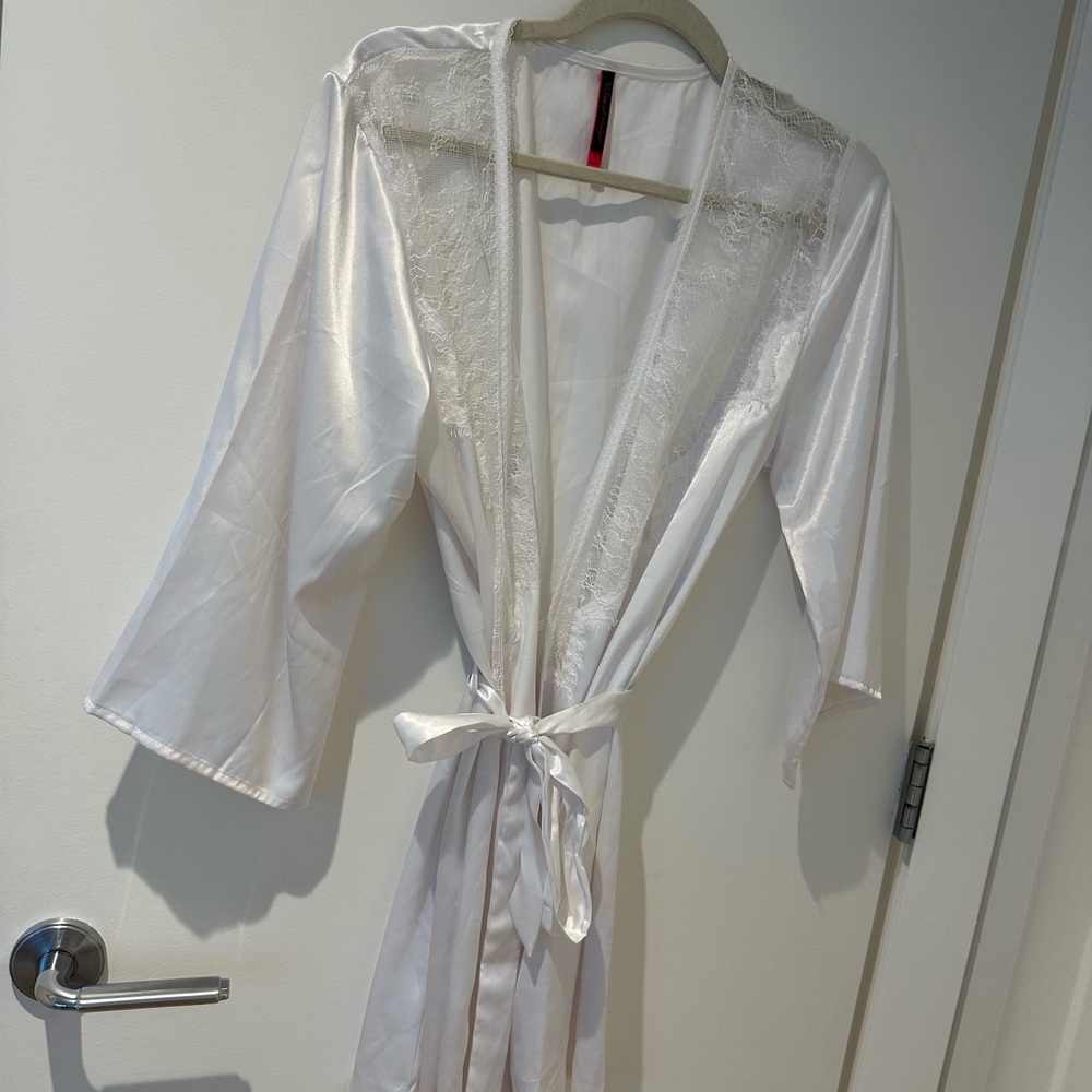 Elegant White Lace Trim Robe